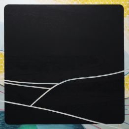 Foto einer Malerei: Eine abstrakte Landschaft in schwarz-weiß, wie ein Rahmen, der vor eine andere Landschaft gesetzt wurde. Museum Zuhause.