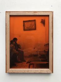 Foto einer Fotografie, Junge sitzt mit Mutter im Wartezimmer einer Arztpraxis. Kunst Kaufen